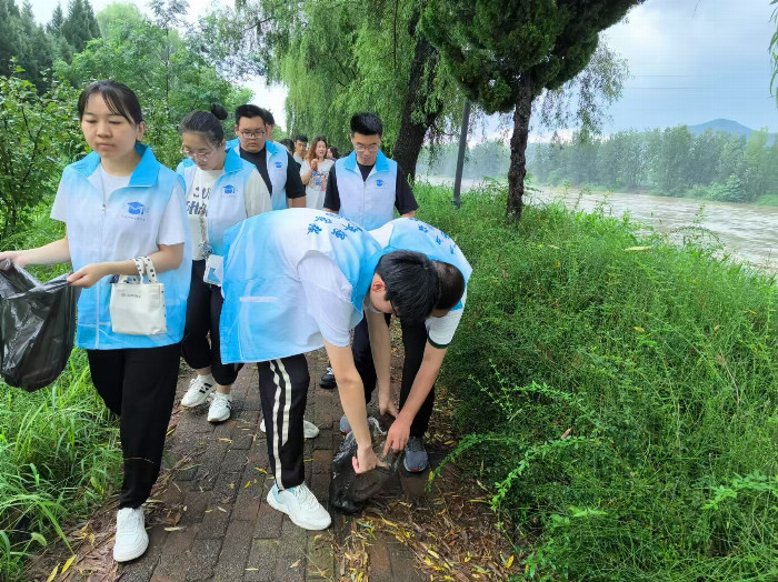 青 山绿水，“河”我守护｜williamhill威廉希尔“河”你守绿实践团筑梦绿色新篇章